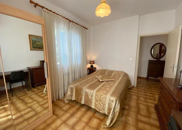 Lo Monaco De Villa, Et Prázdninový dům