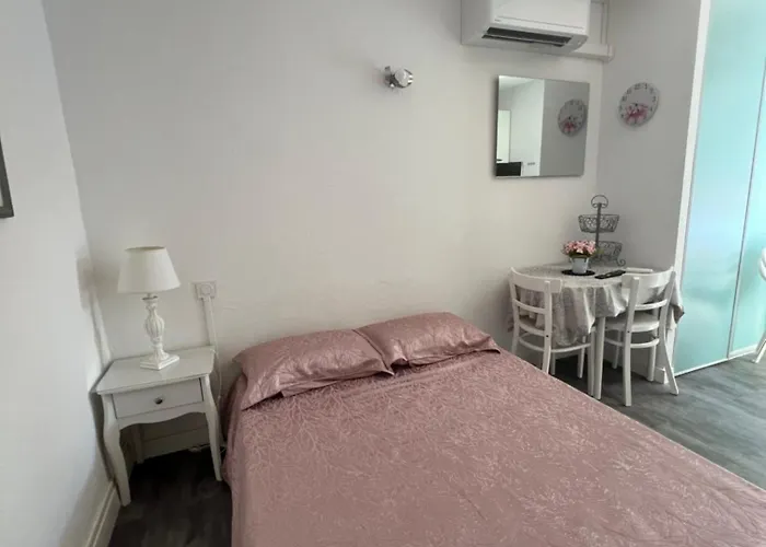 Lo Monaco De Villa, Et Prázdninový dům *