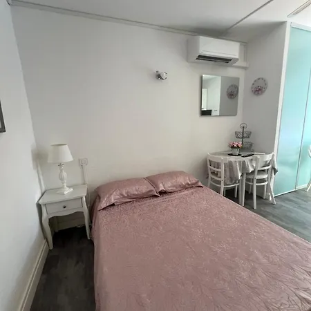 Lo Monaco De Villa, Et 펜션 *