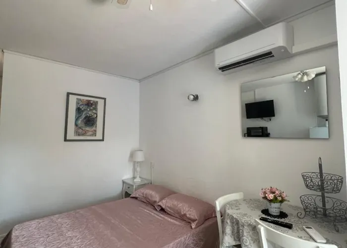 Lo Monaco De Villa, Et * 圣尼科劳